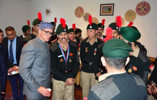 'मुख्यमंत्री उमर अब्दुल्ला ने एनसीसी कैडेटों से जम्मू-कश्मीर में नशीली दवाओं के दुरुपयोग के खिलाफ लड़ाई का नेतृत्व करने का आग्रह किया | '